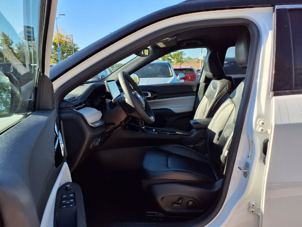 Used 2025 Jeep Compass Limited AWD/4WD image 19
