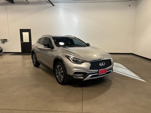 Used 2018 INFINITI QX30 Premium w/ Navigation Package image 1