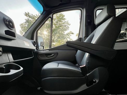 Used 2024 Mercedes-Benz Sprinter 2500 image 19