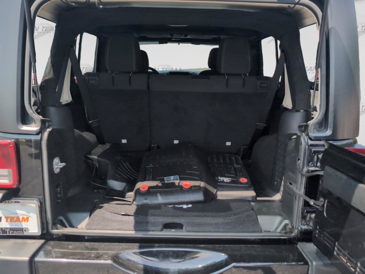 Used 2017 Jeep Wrangler Unlimited Sahara w/ Connectivity Group AWD/4WD image 9