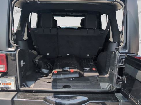 Used 2017 Jeep Wrangler Unlimited Sahara w/ Connectivity Group AWD/4WD image 9