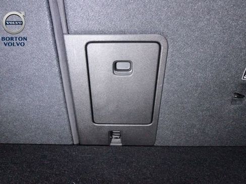 Certified 2025 Volvo XC40 B5 Core image 26