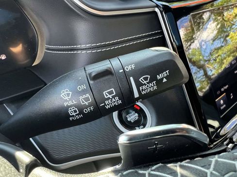 Used 2025 Jeep Grand Cherokee L Laredo image 32