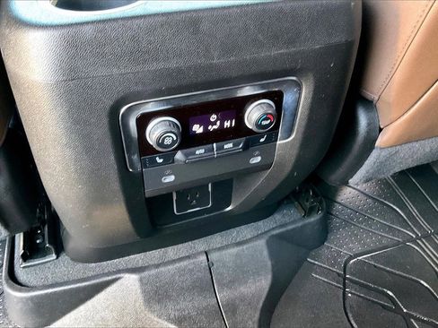 Used 2023 Chevrolet Suburban High Country image 33