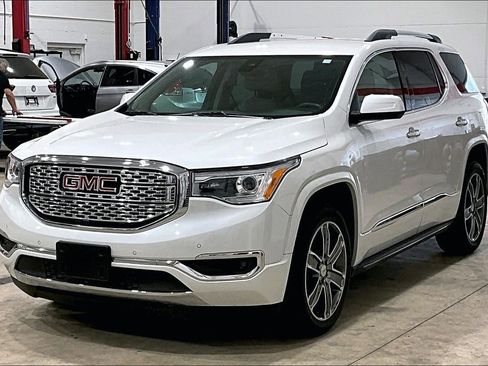 Used 2017 GMC Acadia Denali w/ Technology Package FWD image 9