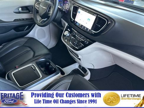 Used 2023 Chrysler Pacifica Touring-L image 17