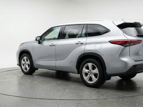 Used 2025 Toyota Highlander LE image 6