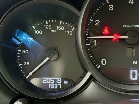 Used 2023 Porsche Macan image 13