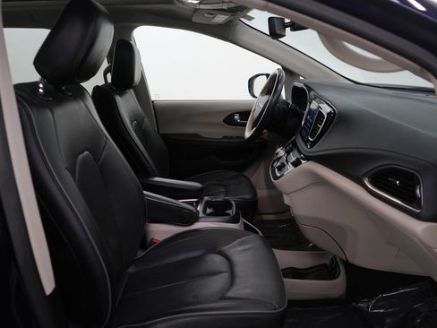 Used 2020 Chrysler Pacifica Limited w/ 8-pass Seating Package image 10