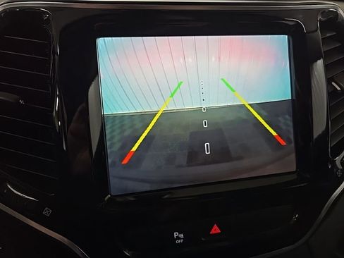 Used 2019 Jeep Cherokee Limited image 24