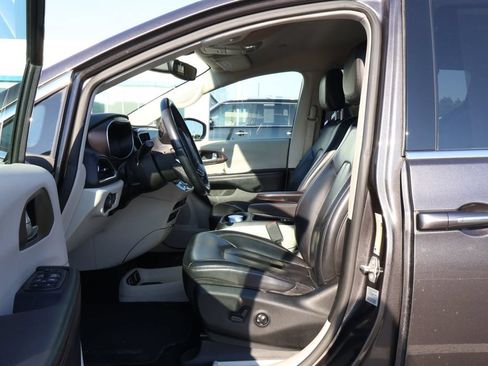 Used 2017 Chrysler Pacifica Touring-L Plus FWD image 9