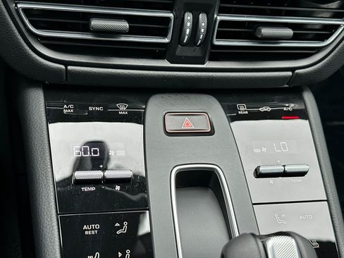 Certified 2025 Porsche Macan AWD/4WD image 23