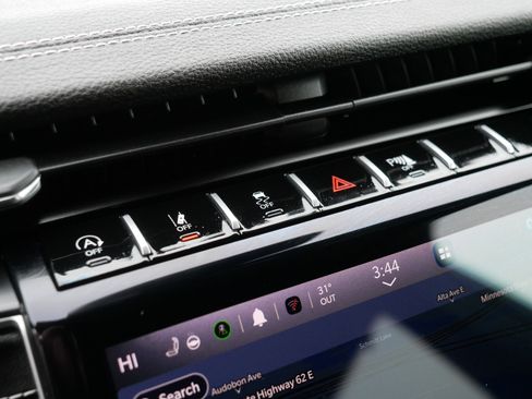 Used 2025 Jeep Grand Cherokee L Limited w/ Luxury Tech Group II image 31