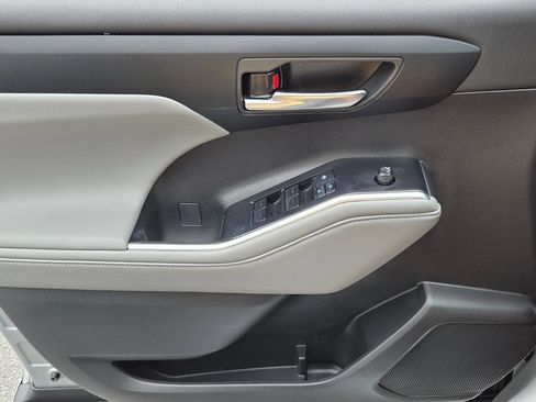 Used 2022 Toyota Highlander XLE FWD image 30