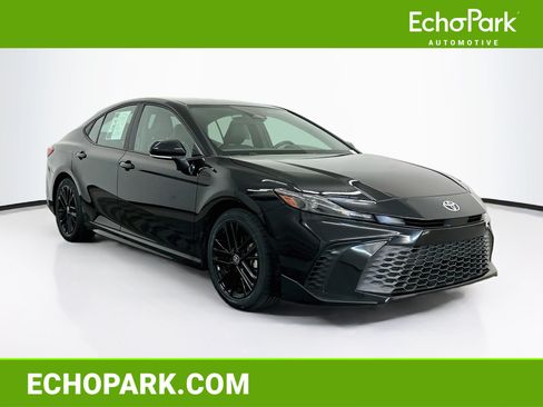 Used 2025 Toyota Camry SE FWD image 1