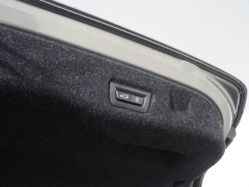 Used 2025 BMW i5 xDrive40 w/ Executive Package image 18