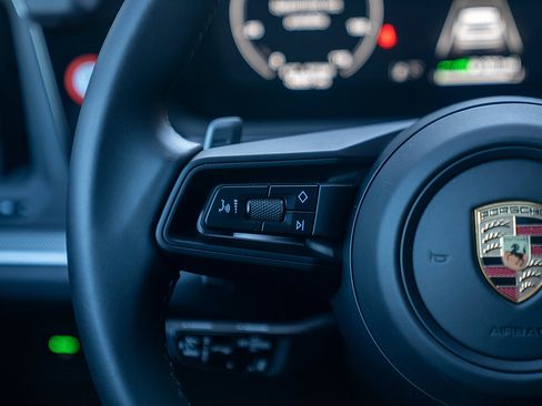 Certified 2025 Porsche Cayenne E-Hybrid AWD/4WD image 7