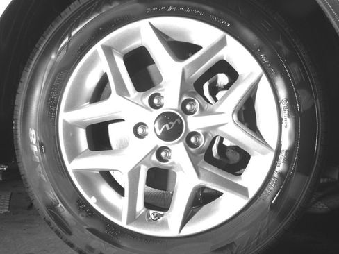 Used 2025 Kia Soul LX w/ LX Technology Package FWD image 13
