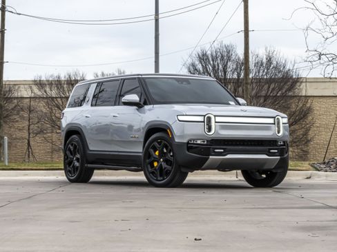 Used 2024 Rivian R1S Adventure image 2