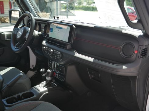 Used 2024 Jeep Wrangler Rubicon w/ Technology Group AWD/4WD image 28