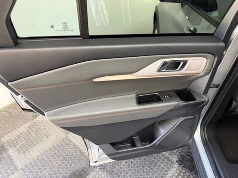Used 2025 Ford Explorer Active AWD/4WD image 35