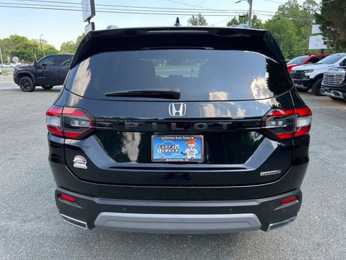Used 2024 Honda Pilot Touring image 5