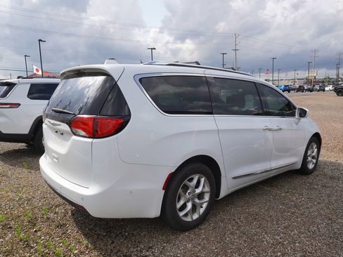 Used 2020 Chrysler Pacifica Touring-L Plus w/ Tire & Wheel Group FWD image 6