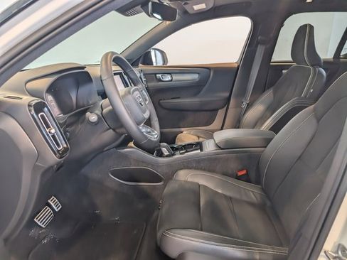 Used 2022 Volvo XC40 P8 Recharge Plus image 14