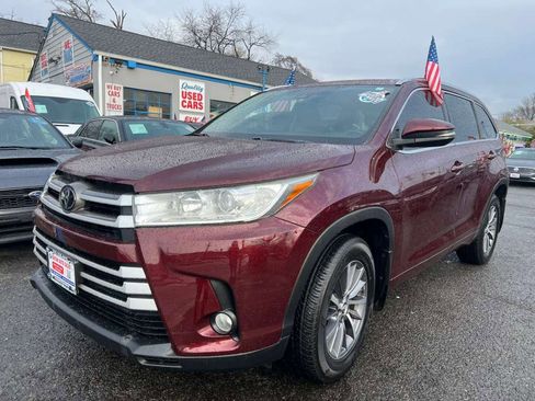 Used 2018 Toyota Highlander XLE image 3