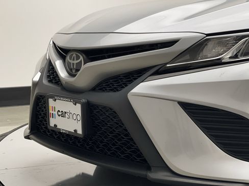 Used 2020 Toyota Camry SE image 3