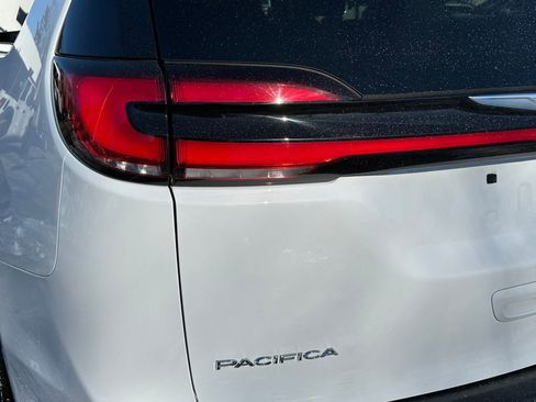 Used 2024 Chrysler Pacifica Touring-L image 36