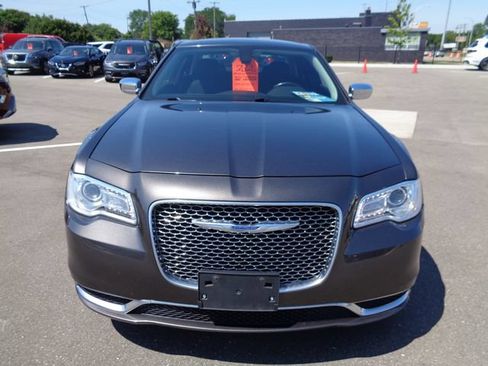 Used 2020 Chrysler 300 Touring w/ Chrome Appearance Package RWD image 2