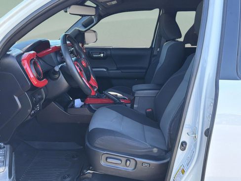 Used 2021 Toyota Tacoma TRD Sport w/ Technology Package image 16