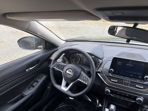 Used 2025 Nissan Altima 2.5 SV FWD image 32