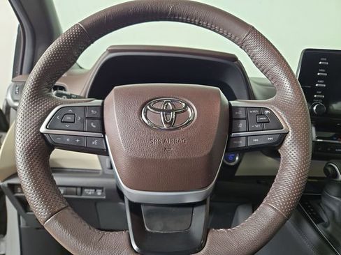 Used 2023 Toyota Sienna Platinum FWD image 24