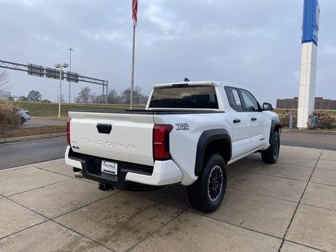 Used 2025 Toyota Tacoma SR5 image 10