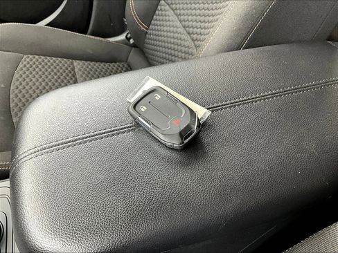 Used 2020 GMC Terrain SLE FWD image 32