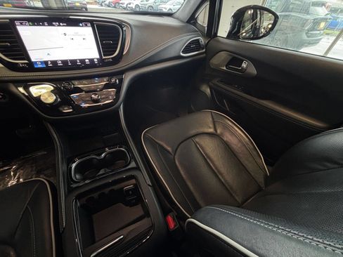 Used 2025 Chrysler Pacifica Limited FWD image 39