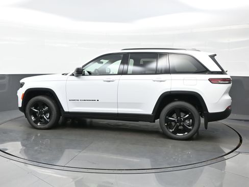 New 2025 Jeep Grand Cherokee Altitude AWD/4WD image 3