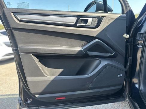 Used 2022 Porsche Cayenne Platinum Edition image 13