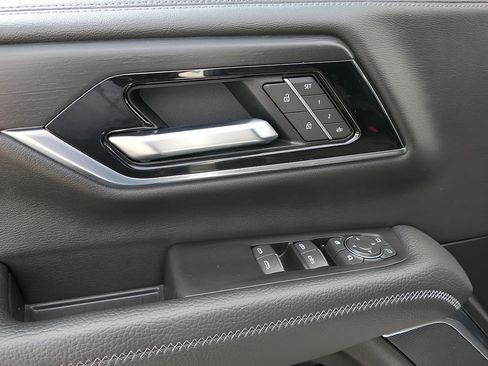 Used 2025 GMC Yukon XL Denali RWD image 12