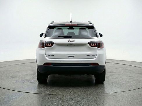 Used 2025 Jeep Compass Latitude AWD/4WD image 7