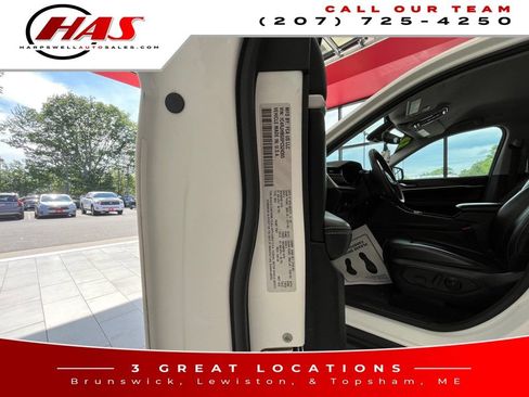 Used 2023 Jeep Grand Cherokee Limited w/ Black Appearance Package AWD/4WD image 17
