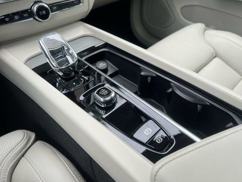 Certified 2024 Volvo XC60 T8 Ultimate w/ Climate Package AWD/4WD image 20