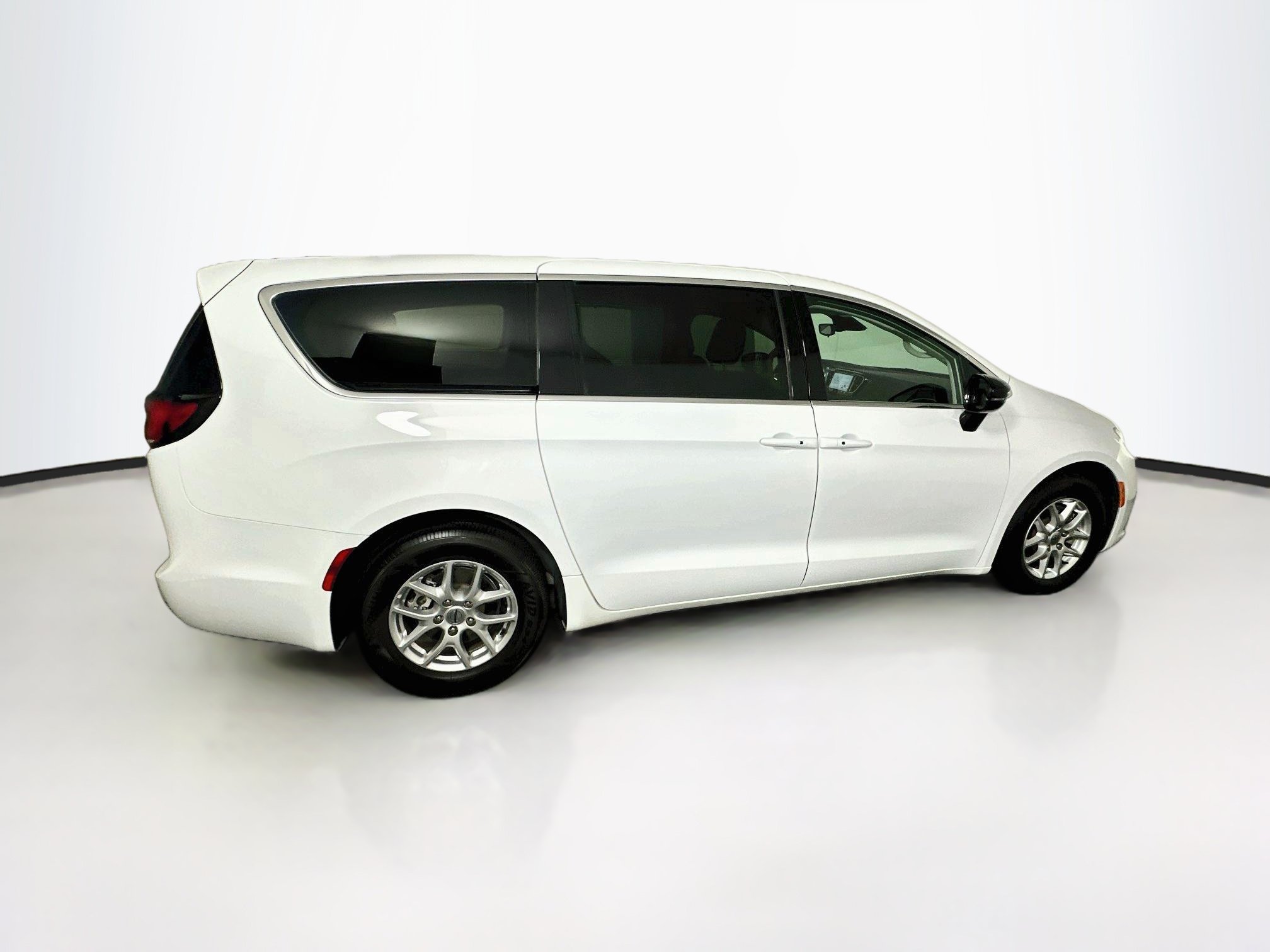 Used 2024 Chrysler Pacifica Touring-L FWD image 10