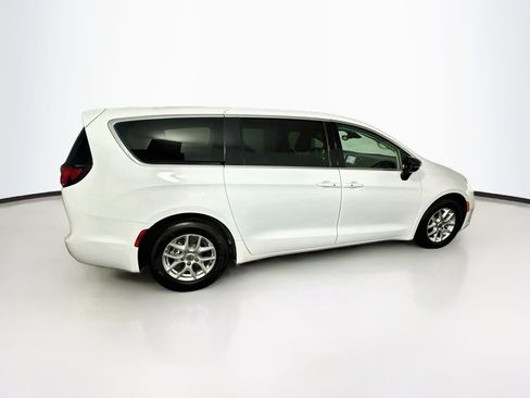 Used 2024 Chrysler Pacifica Touring-L FWD image 10