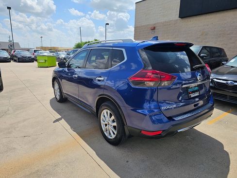 Used 2018 Nissan Rogue SV w/ Premium Package FWD image 4
