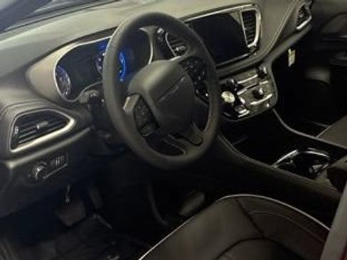 New 2027 Chrysler Pacifica Limited AWD/4WD image 12