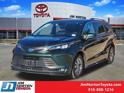 Used 2025 Toyota Sienna XLE image 3