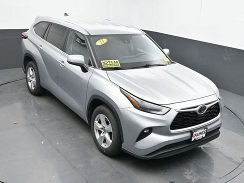 Used 2023 Toyota Highlander LE image 37